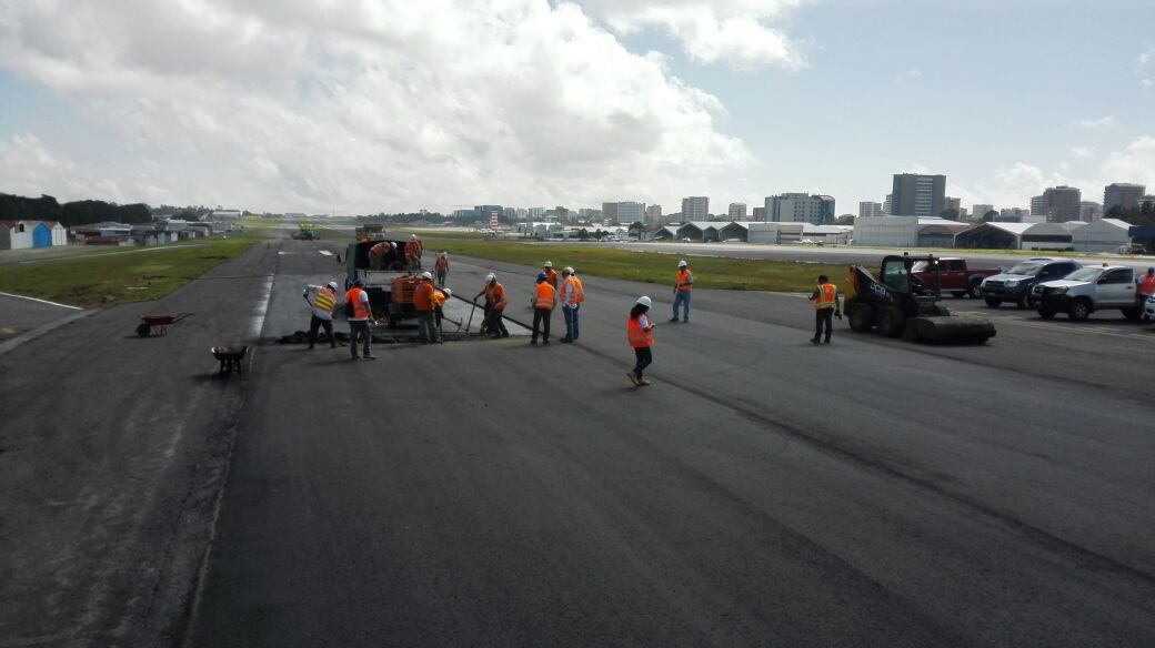 Personal de Comunicaciones realiza reparaciones en la pista de rodaje del aeropuerto La Aurora, en la zona 13. (Foto Prensa Libre: Cortesía DGAC)