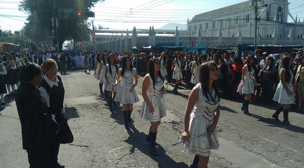 Varios centros educativos participan en el Desfile de Primaria de Xelafer 2015 (Foto Prensa Libre: @@stereo100xela)