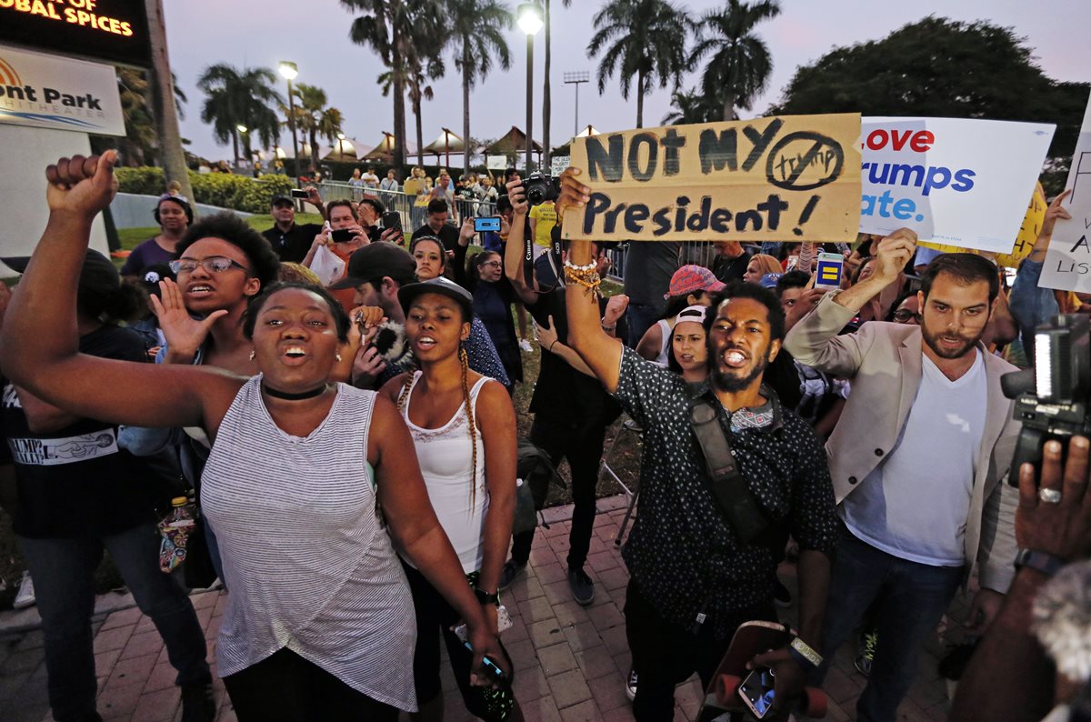 Manifestantes gritan consignas en contra de Trump en el Bayfront Park de Miami, EE. UU. (Foto Prensa Libre: AP).