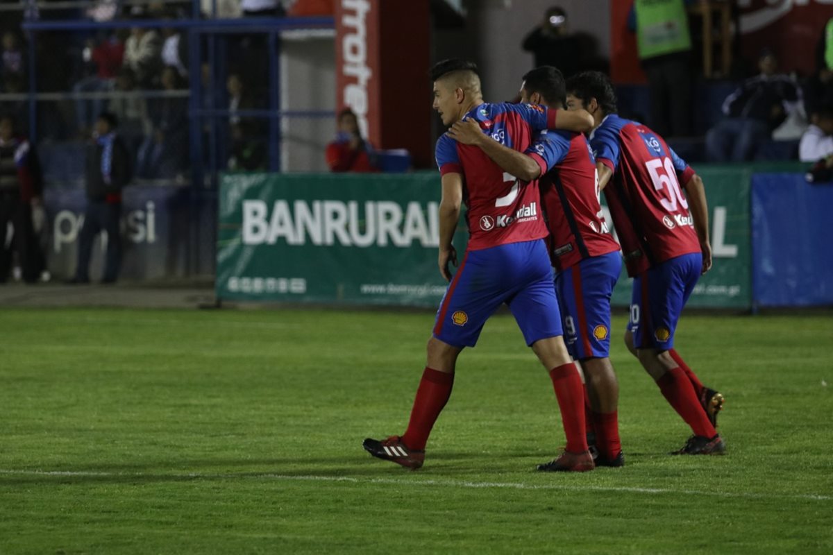Guzmán celebró con sus compañeros el único gol de la noche en el Mario Camposeco. (Foto Prensa Libre: Raúl Juárez)