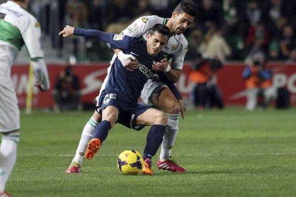 El Málaga consiguió terminar el año alejándose un poco más de la zona de descenso, gracias a su victoria 1-0 en el terreno del Elche, con gol de Nacho Camacho. (Foto Prensa Libre: EFE)