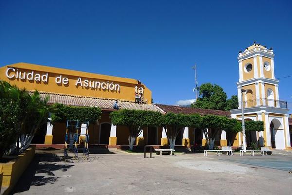 Trabajadores de  la comuna de Asunción Mita colocan en el salón  municipal el nombre acordado por el Concejo. (Foto Prensa Libre: Óscar  González)