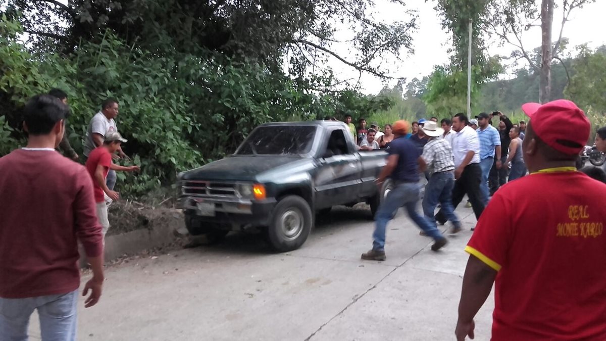 Picop en el que se accidentaron los maestros originarios de Joyabaj, Quiché. (Foto Prensa Libre: Óscar Figueroa)