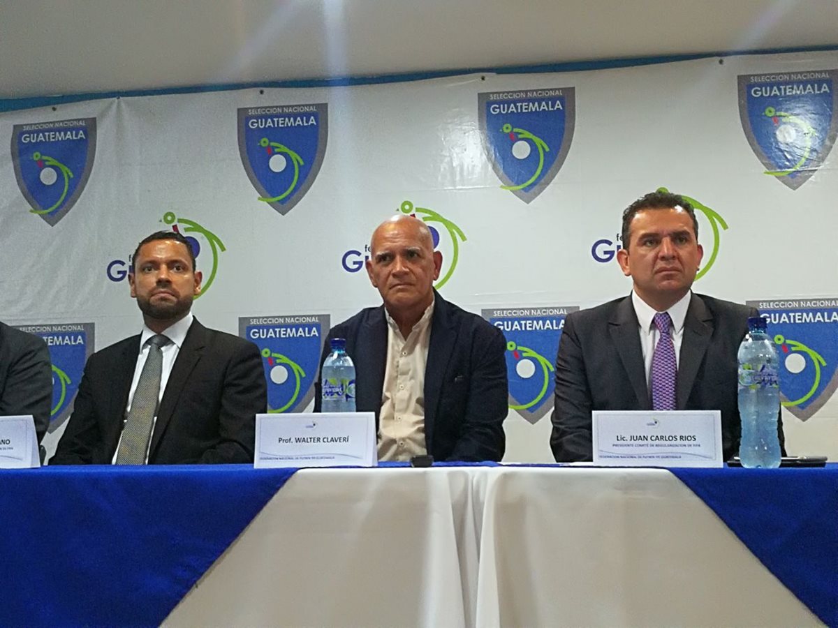 Wálter Claverí -centro- fue presentado este miércoles como el técnico de la Selección de Guatemala. (Foto Prensa Libre: Carlos Vicente)