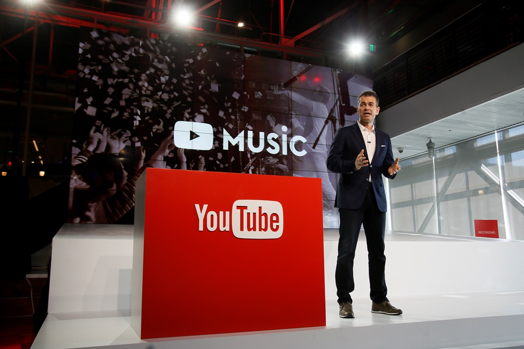 Robert Kyncl, director de negocios de YouTube, presenta el nuevo servicio de suscripción. (Foto Prensa Libre: AP)