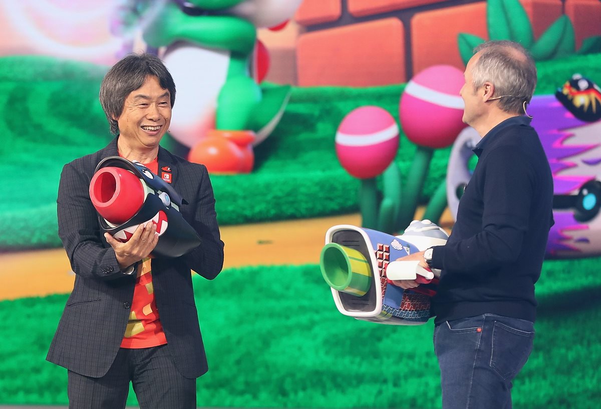 Shigeru Miyamoto (i), reconocido representante de Nintendo junto a Yves Guillemot, cofundador de Ubisoft (Foto Prensa Libre: AFP).