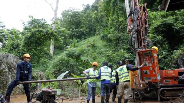 Las autoridades intentaron perforar agujeros en las paredes de la cueva para ayudar a drenar el agua.(EPA)