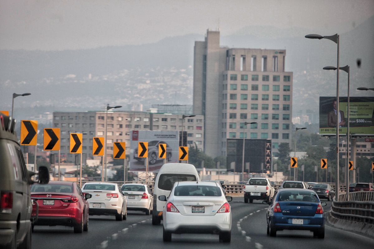 Vehículos transitan por una autopista en la Ciudad de México. (Foto Prensa Libre: EFE).