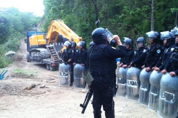 Fuerzas especiales resguardan maquinaria. (Foto Prensa Libre: PDH)