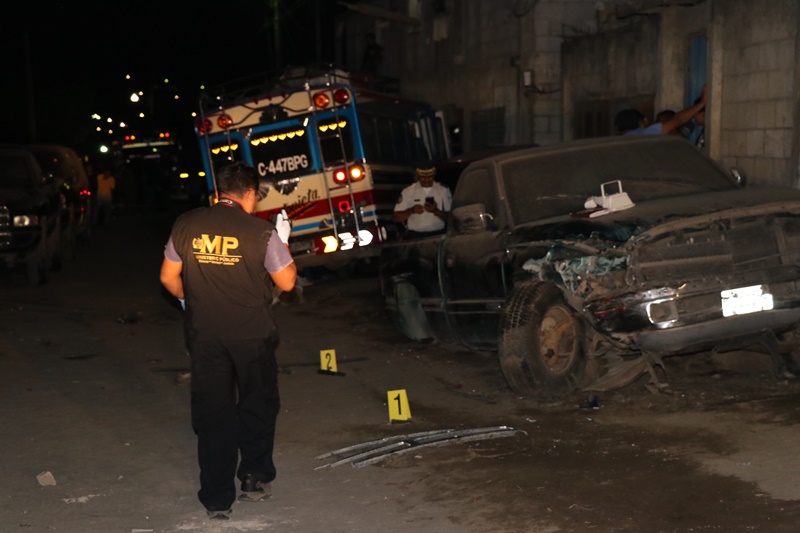 El Ministerio Público y la Policía Nacional Civil, recaban evidencias en el lugar de los hechos. (Foto Prensa Libre: Renato Melgar)
