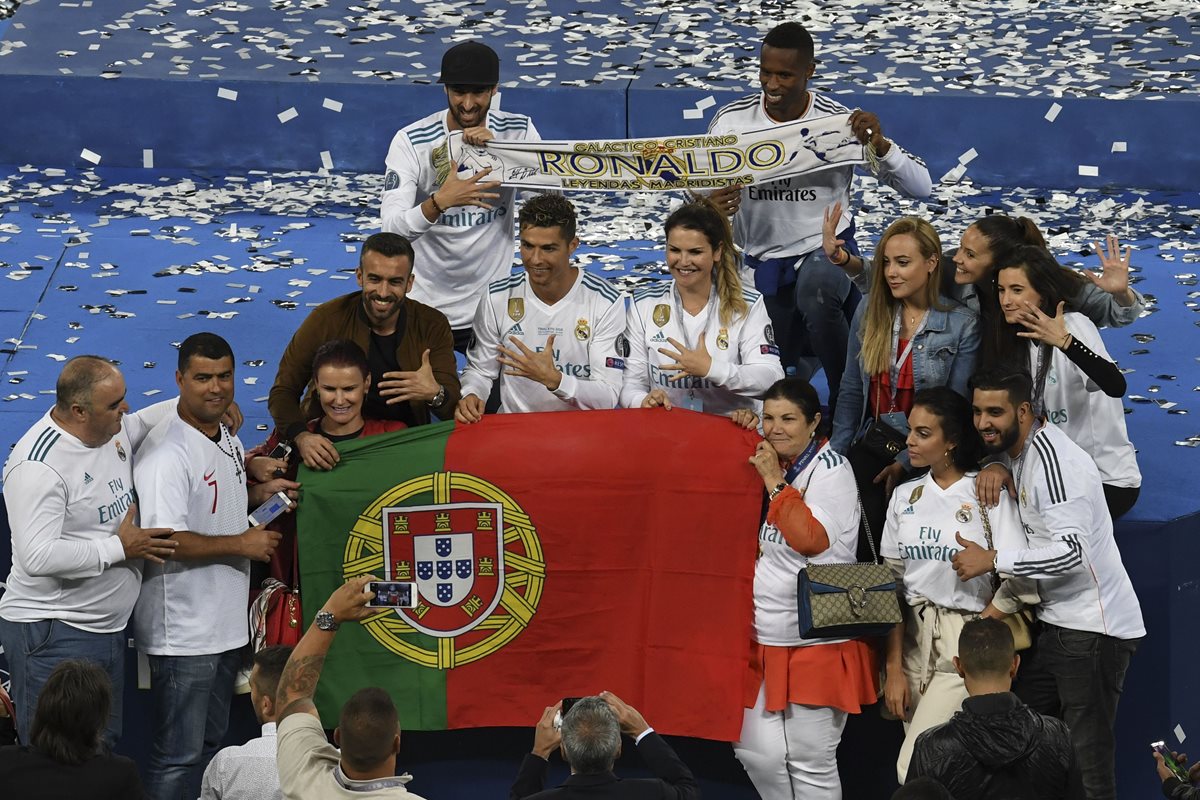 La familia de CR7 festejó en Kiev el título de la Champions League. (Foto Prensa Libre: AFP)