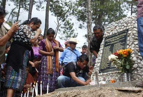 Familiares lloran frente a plaqueta  con los nombres de víctimas del accidente de bus en San Martín Jilotepeque.