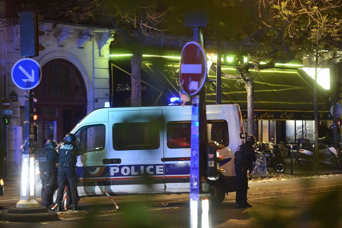 Policía resguarda el ingreso del teatro Bataclán. (Foto Prensa Libre: AFP)