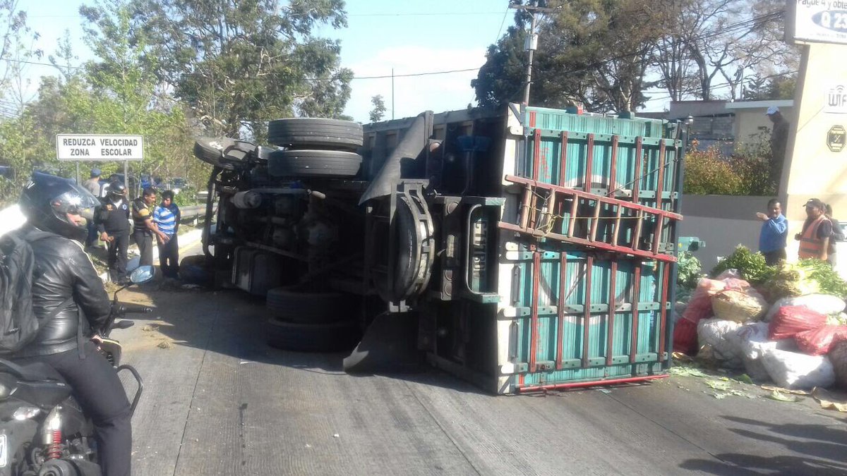 Camión que transportaba verduras volcó en el ingreso a la capital por la Interamericana. Foto Prensa Libre: Emixtra.