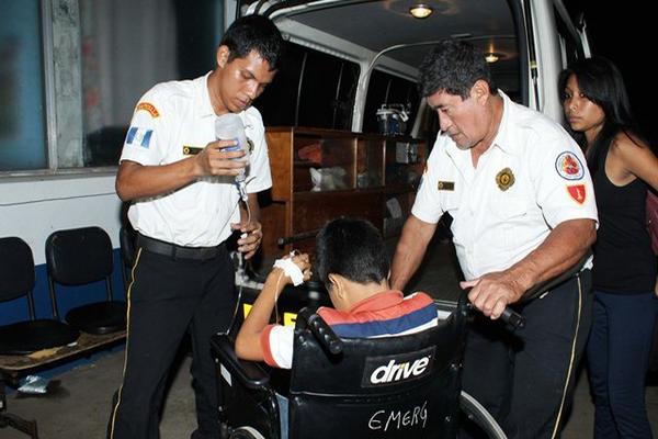 Socorristas atienden a una de las tres personas que resultó con síntomas de intoxicación, en Retalhuleu. (Foto Prensa Libre: Rolando Miranda) <br _mce_bogus="1"/>