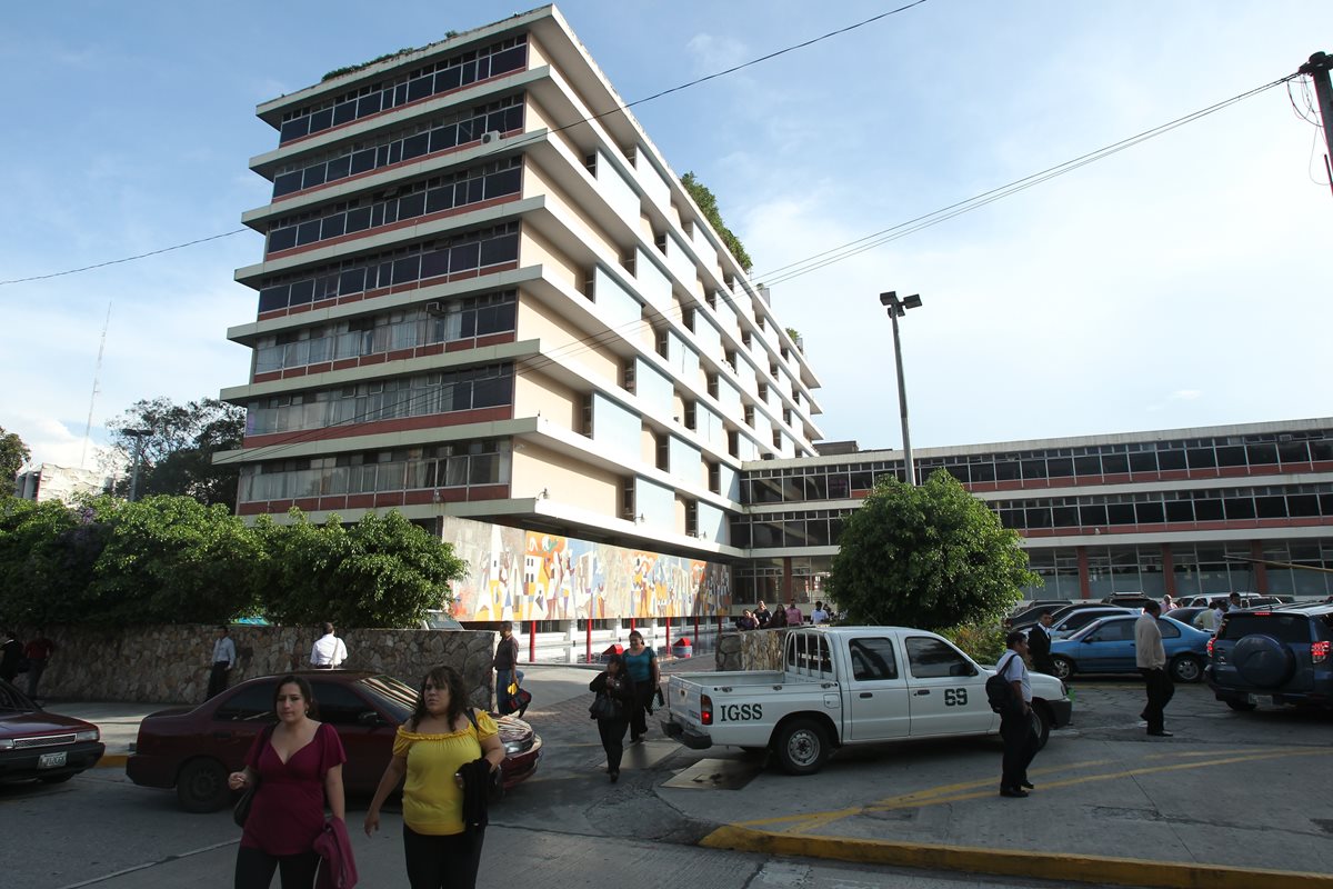 Fachada del edificio que alberga las oficinas centrales del Instituto Guatemalteco de Seguridad Social (IGSS). El IGSS fue creado en 1946. (Foto, Prensa Libre: Hemeroteca PL)