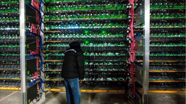 Los "mineros" son personas que generan nuevos bitcoins cuando sus computadores resuelven ecuaciones complejas. FOTO: GETTY IMAGES