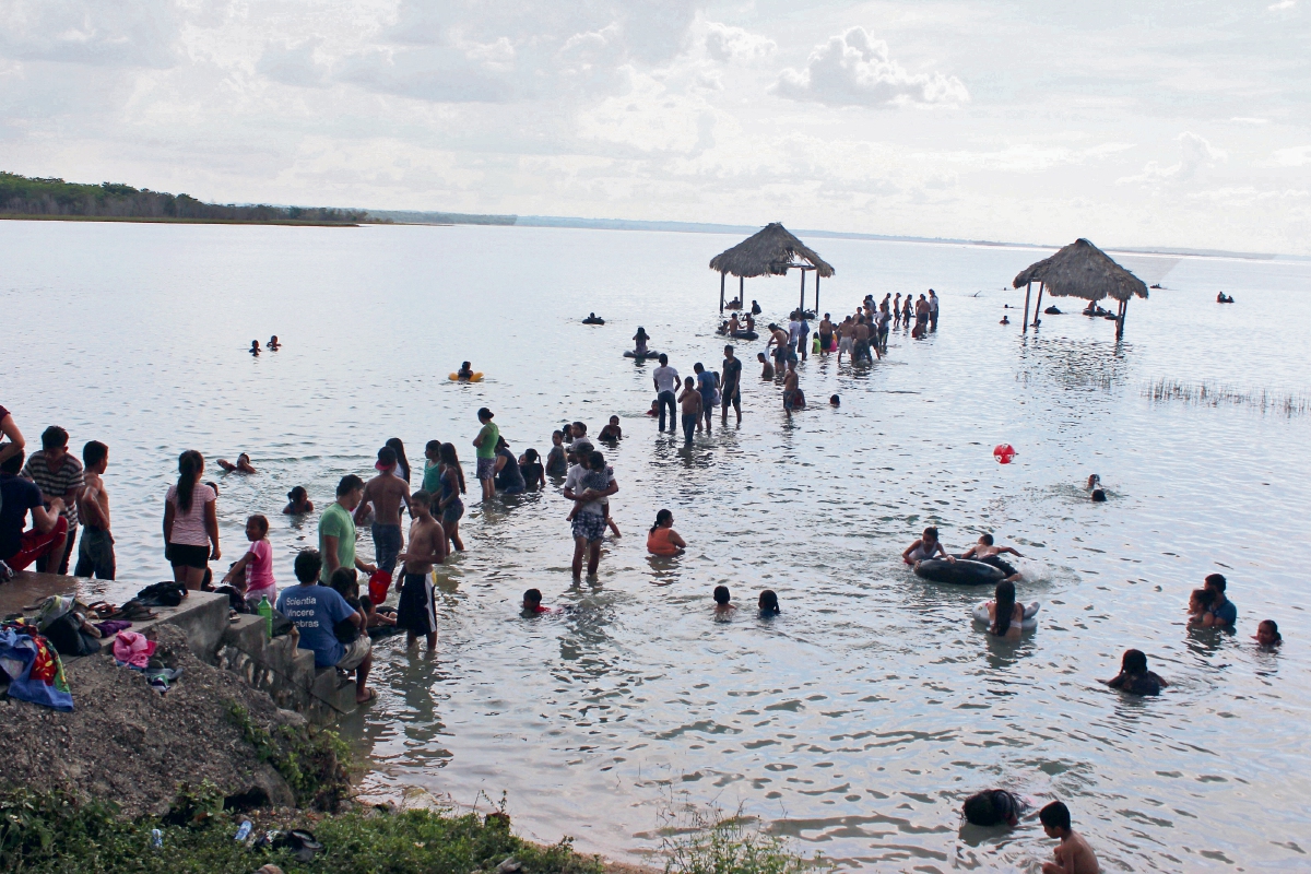 Turistas disfrutan  del agua del lago Petén Itzá en el balneario El Muelle, en comunidad El Remate, Flores, Petén. (Foto Prensa Libre: Rigoberto Escobar)