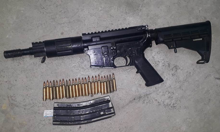 La Policía publicó en Twitter una fotografía con el arma y fusiles incautados al supuesto pandillero.(Foto Prensa Libre: PNC)