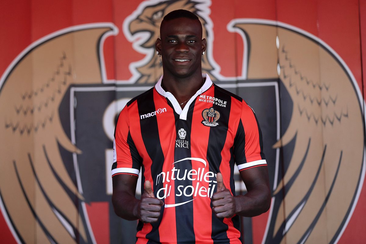 Mario Balotelli se mostró muy feliz en su presentación con el Niza. (Foto Prensa Libre: AFP)