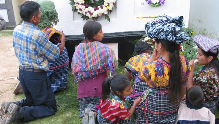 Día de Todos Los Santos, en el cementerio de San Juan Sacatepéquez, Guatemala. (Foto Prensa Libre: Edwin Castro).