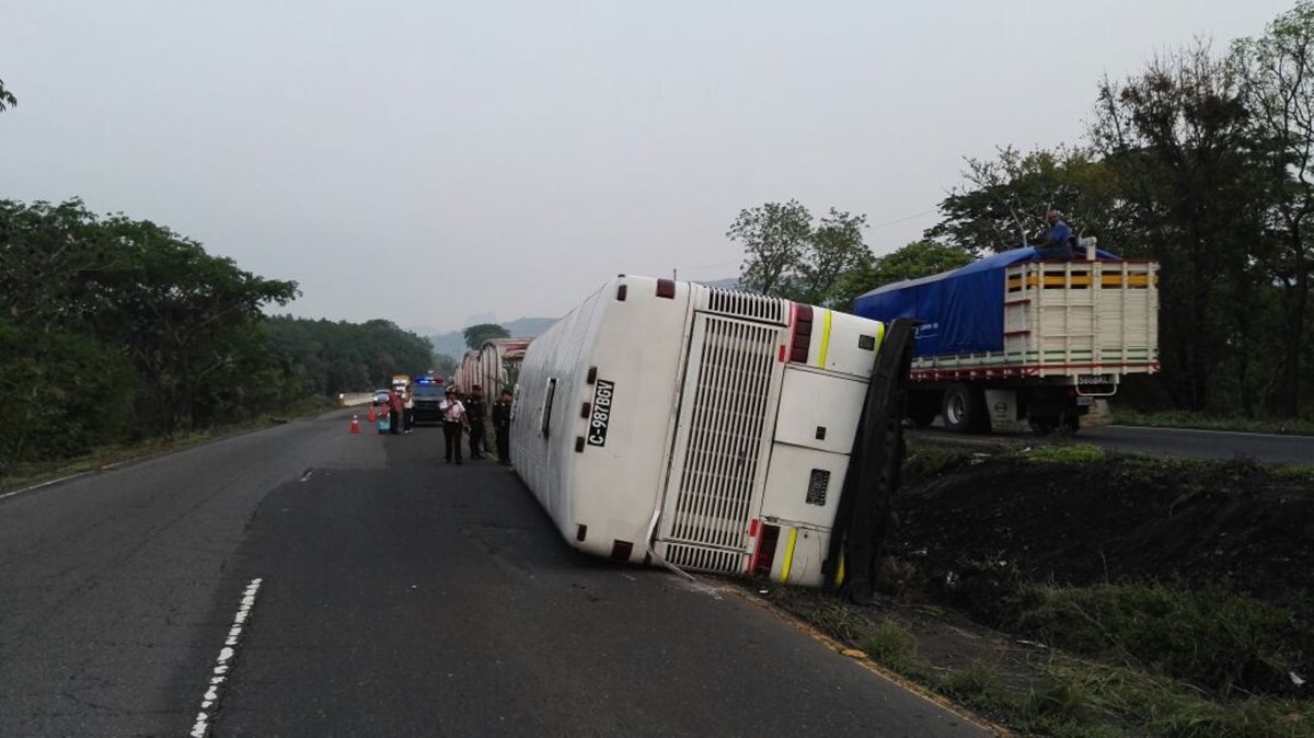Autobús vuelca en el km 73 de la ruta de Escuintla a Siquinalá, donde cuatro personas resultaron heridas. (Foto Prensa Libre: Carlos E. Paredes)