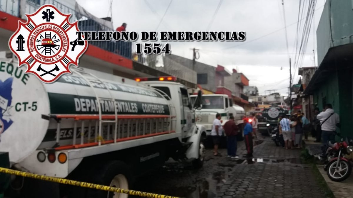 Los socorristas utilizaron varias motobombas para apagar el incendio que dejó una persona fallecida, en Coatepeque, Quetzaltenango. (Foto Prensa Libre: Cortesía Bomberos Municipales Departamentales)
