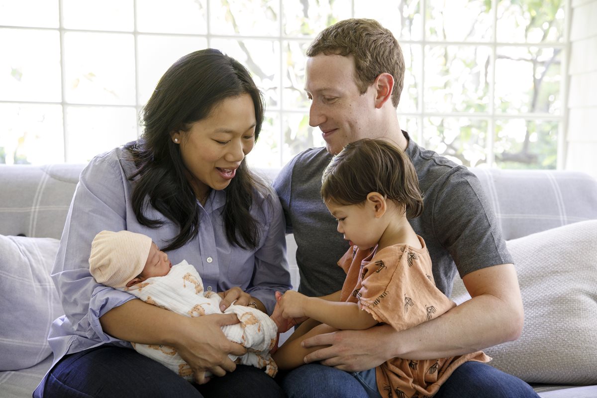 Mark Zuckerberg junto a su esposa, Priscilla Chan, y su hija recién nacida August y su hermana Maxima (Foto Prensa Libre: Facebook vía AP).