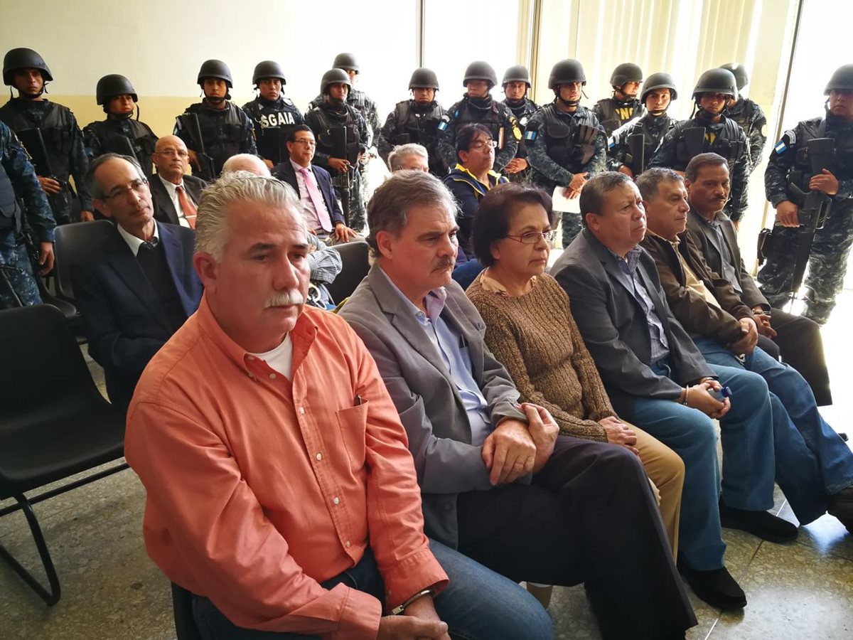 Los detenidos escuchan el motivo de sus detención. (Foto Prensa Libre: Paulo Raquec)