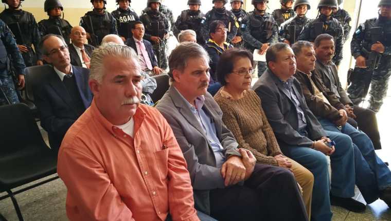 Los detenidos escuchan el motivo de sus detención. (Foto Prensa Libre: Paulo Raquec)