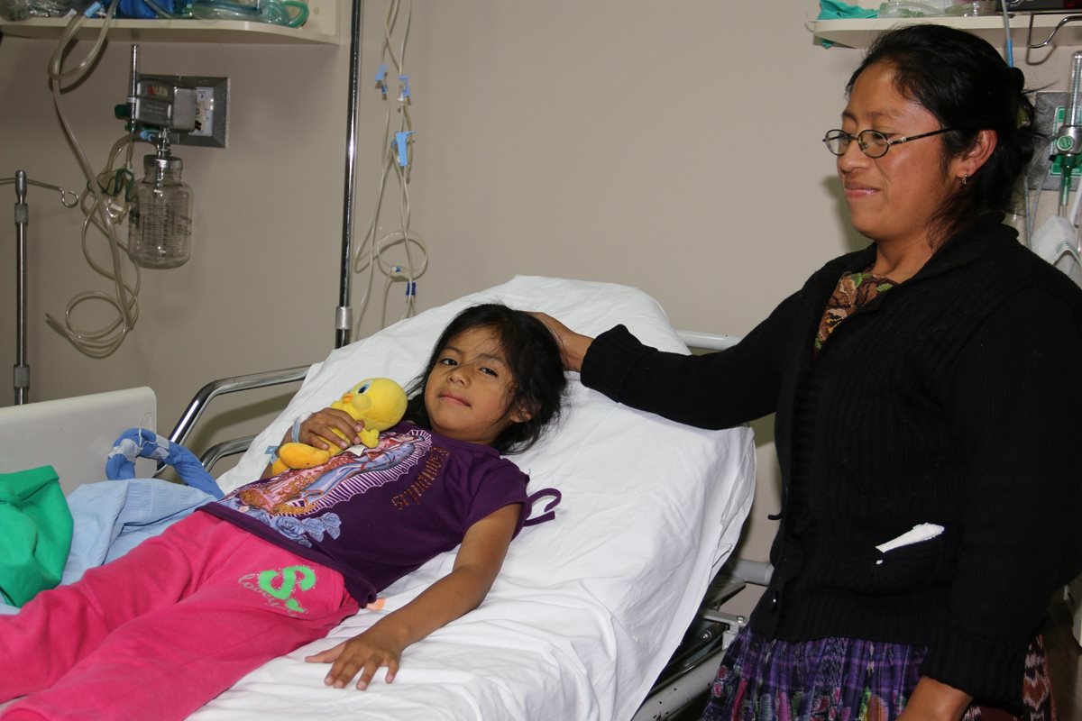 La mayor parte de pacientes que fueron atendidos en la jornada médica en Patzún, Chimaltenango, son niños. (Foto Prensa Libre: Cortesía)