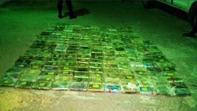 Las fuerzas de seguridad incautaron al menos 200 kilos de cocaína en Jutiapa. (Foto Prensa Libre: PNC)