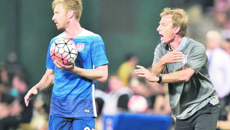 Klinsmann se muestra enérgico con sus jugadores a la hora de los encuentros. (Foto Prensa Libre: AFP)