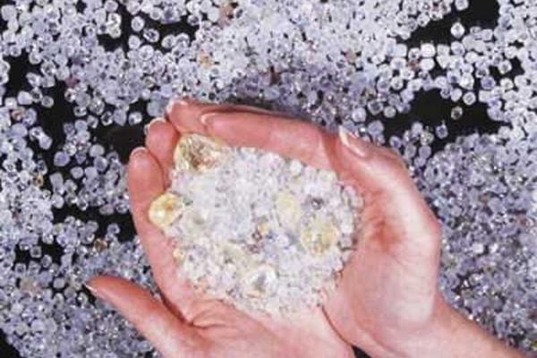 Las plumas del manto hacen ascender las kimberlitas portadoras de diamantes, los cuales son impulsados desde más de 150 km de profundidad del manto terrestre.