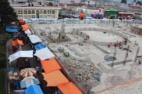 Unos 50 vendedores se instalan  alrededor del parque La Unión, en Totonicapán.