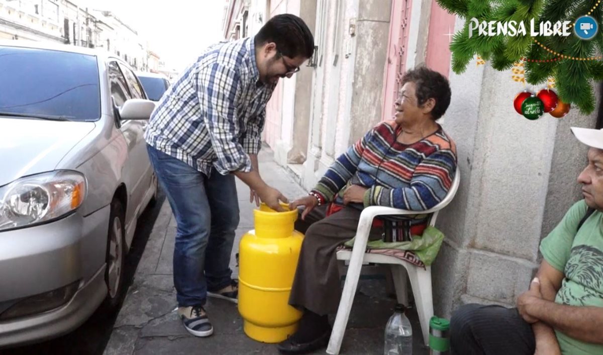 Una de las personas le pidió un cilindro de gas propano y Luis se lo compró. (Foto Prensa Libre: Gabriela López)