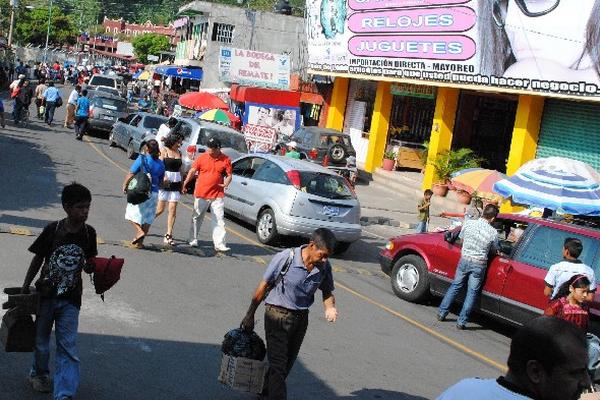 Cola de vehículos, en el Carmen Frontera.