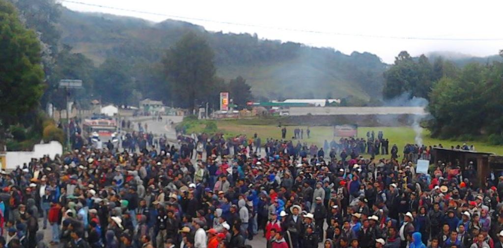 Manifestación impide paso de vehículos en Tecpán Guatemala. (Foto Prensa Libre: José Rosales).