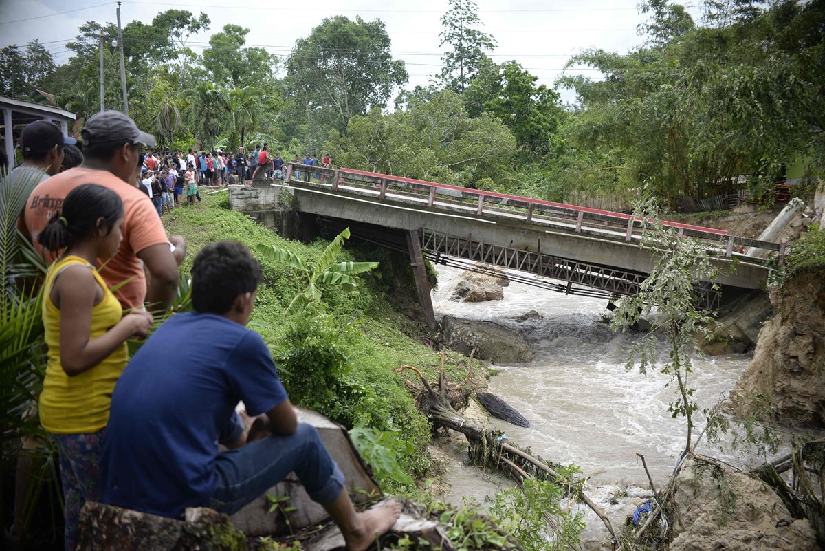 Un puente cayó a causa de la lluvia que dejó el huracán Earl en Melchor de Mencos Petén. (Foto Prensa Libre: AFP)