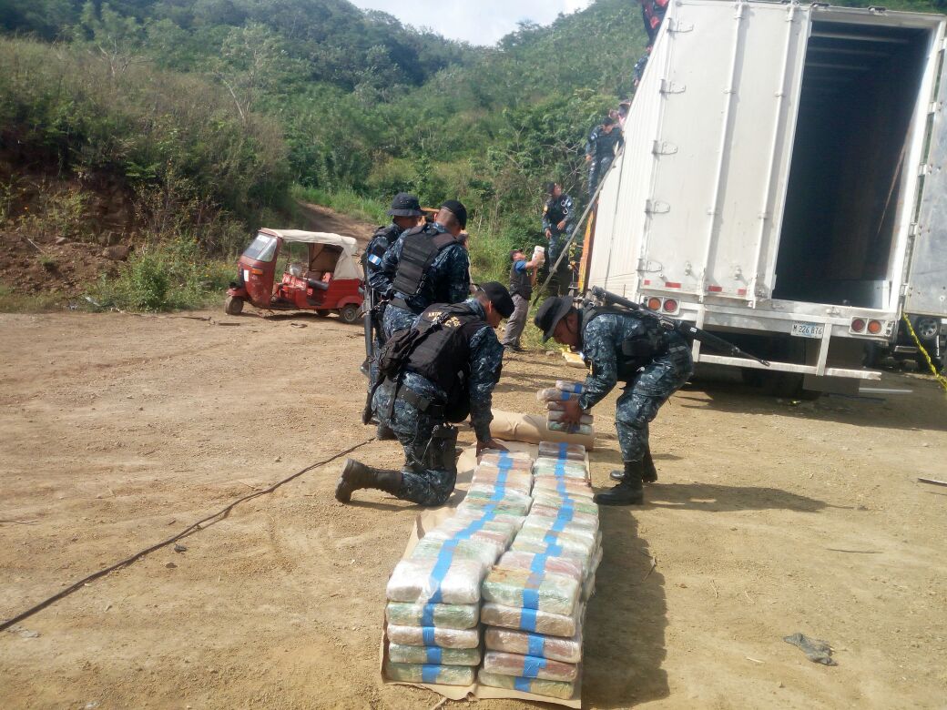 Agentes antinarcóticos examinan y contabilizan los paquetes hallados en un furgón, interceptado en Zacapa. (Foto Prensa Libre: PNC)