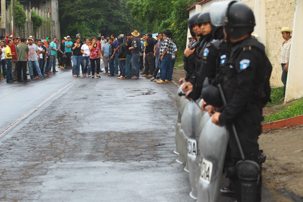 El grupo de agentes antimotines de la PNC se encuentra en la entrada al municipio. (Foto Prensa Libre: Álvaro Interiano)