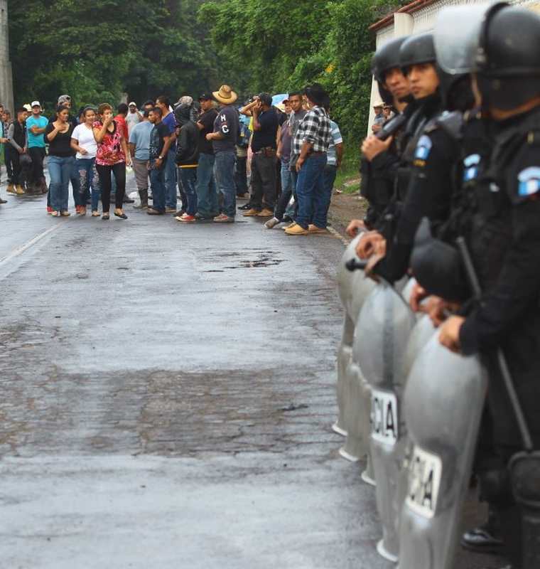 El grupo de agentes antimotines de la PNC se encuentra en la entrada al municipio. (Foto Prensa Libre: Álvaro Interiano)