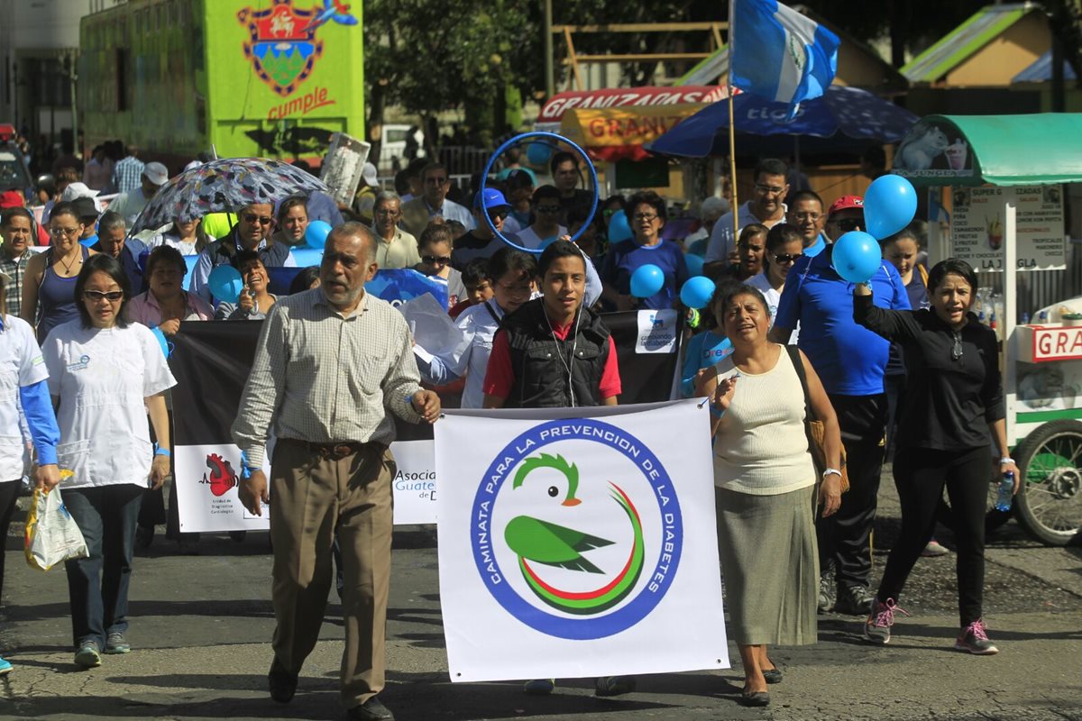 Decenas de personas participan de la caminata en conmemoración del Día Mundial contra la Diabetes. (Foto Prensa Libre: Edwin Bercián)