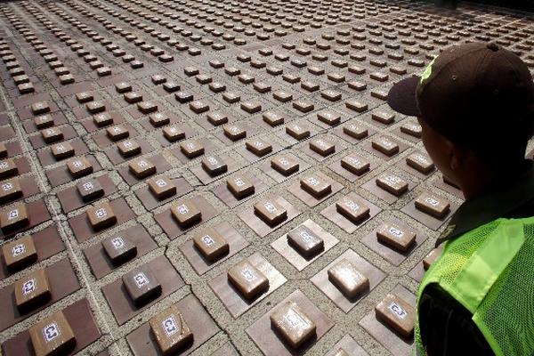 La Policía custodia cargamento de cocaína incautado en dos camiones, en la ciudad de Cali, Colombia. (Foto Prensa Libre: EFE)