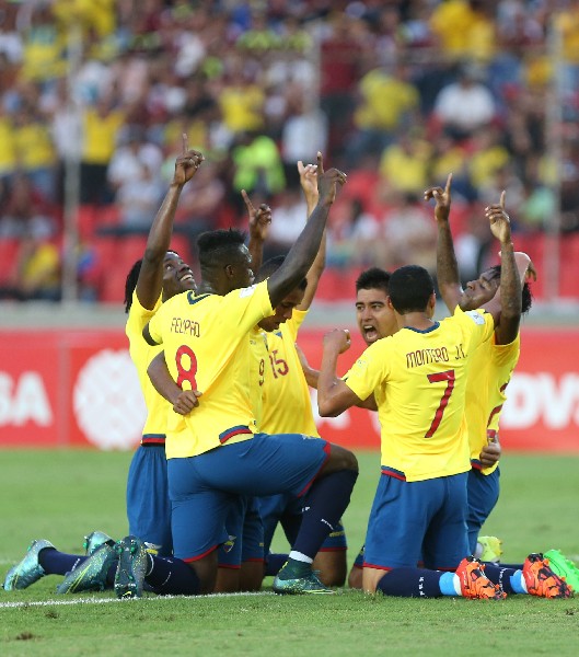 Los jugadores de Ecuador festejaron de esta manera. (Foto Prensa Libre: AP)