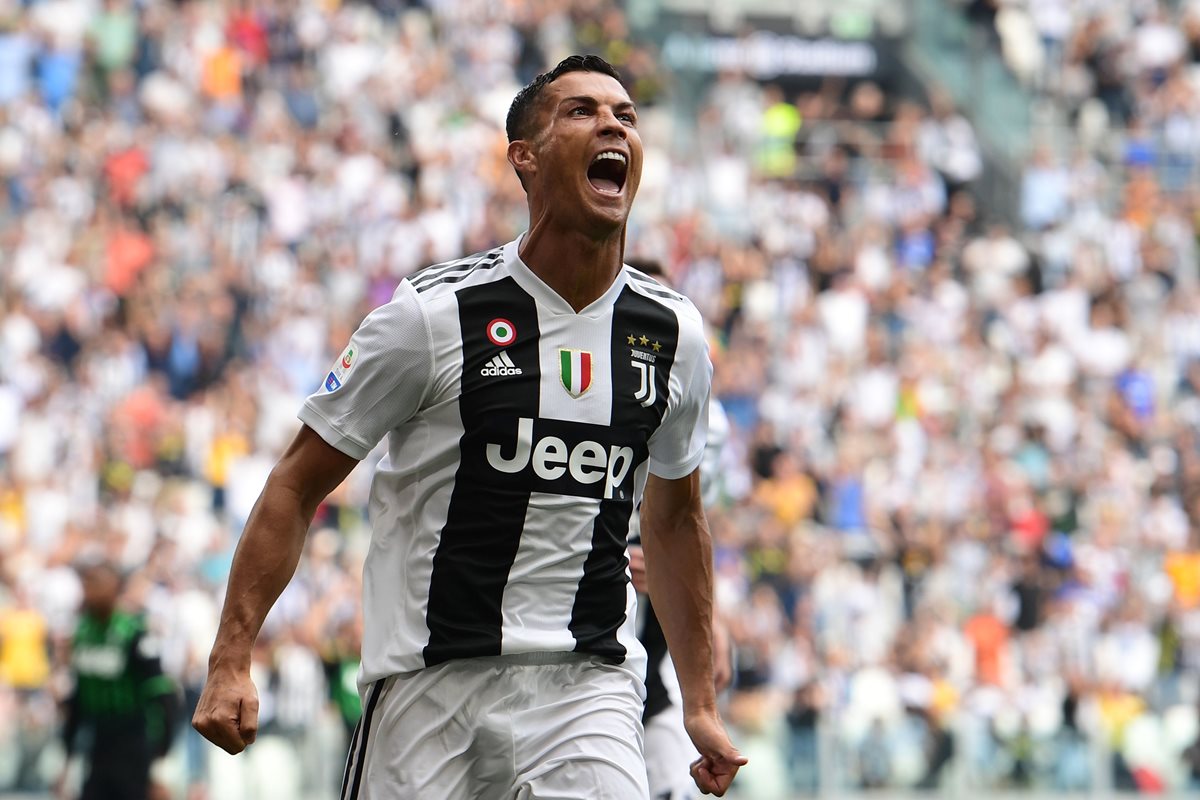 Cristiano Ronaldo pudo celebrar este domingo con la camiseta de la Juventus. (Foto Prensa Libre: AFP)
