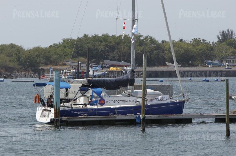 Barco de la organización Womens on Waves que practica abortos en aguas internacionales. (Foto Prensa Libre: Hemeroteca PL)