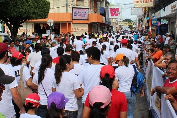 Cecenas de personas participan en carrera familiar en calles de Coatepeque, Quetzaltenango. (Foto Prensa Libre: Alexánder Coyoy)