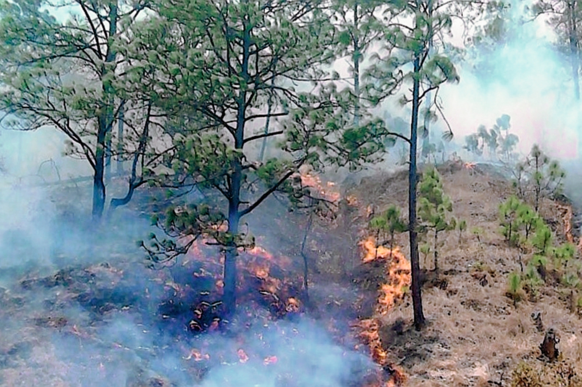 El viento  reactiva el incendio forestal en los cerros de Camanchaj y San Sebastián, Sacapulas, Quiché. (Foto Prensa Libre: Óscar Figueroa)