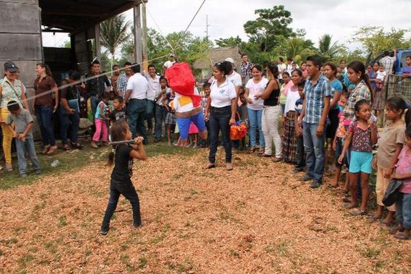 Niña quiebra una piñata en le celebración del Día del Niño en Sayaxché, Petén. (Foto Prensa Libre: Rigoberto Escobar) <br _mce_bogus="1"/>